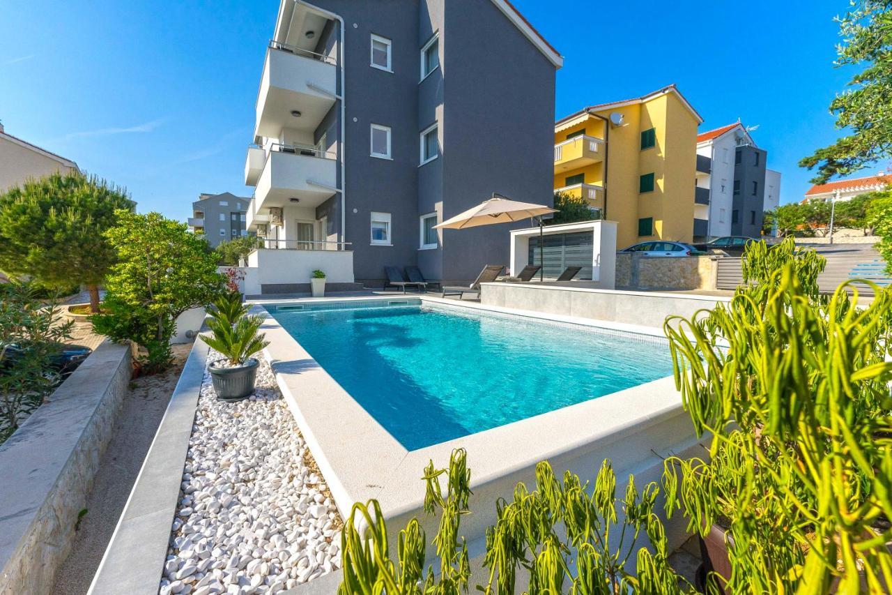נובליה Summer Breeze Pool Apartments מראה חיצוני תמונה