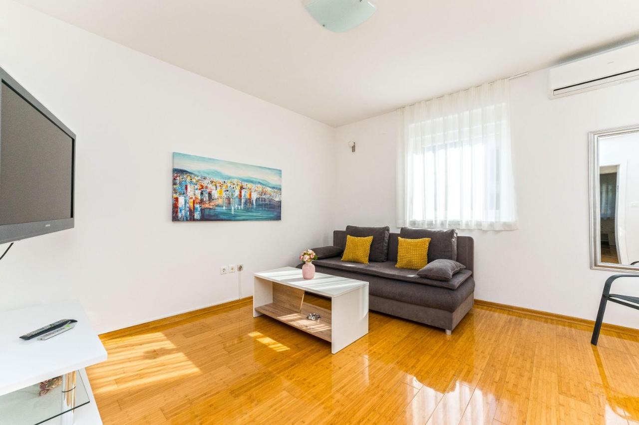 נובליה Summer Breeze Pool Apartments מראה חיצוני תמונה
