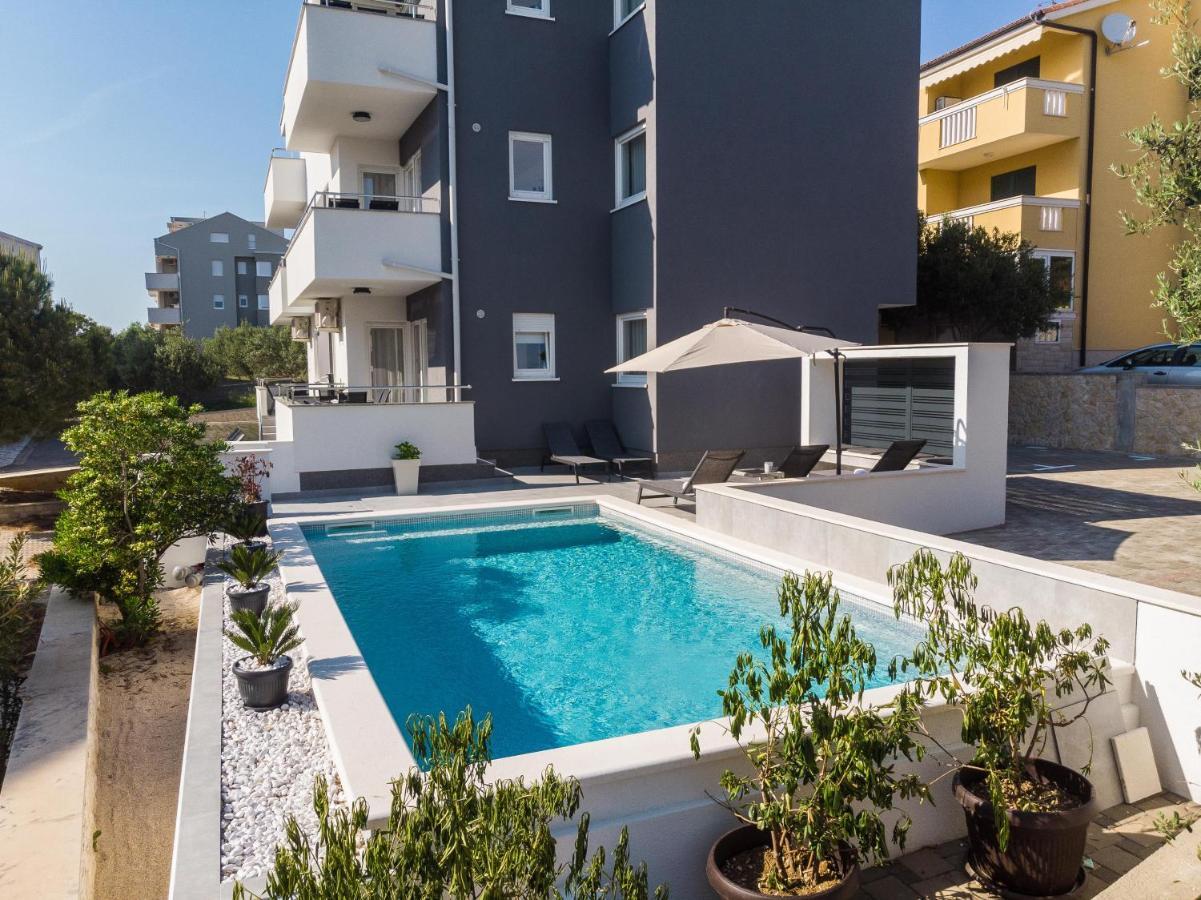 נובליה Summer Breeze Pool Apartments מראה חיצוני תמונה